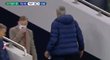 Trenér Tottenhamu José Mourinho míří do útrob stadionu za Ericem Dierem, který si během utkání Carabao Cupu s Chelsea musel odběhnout na toaletu