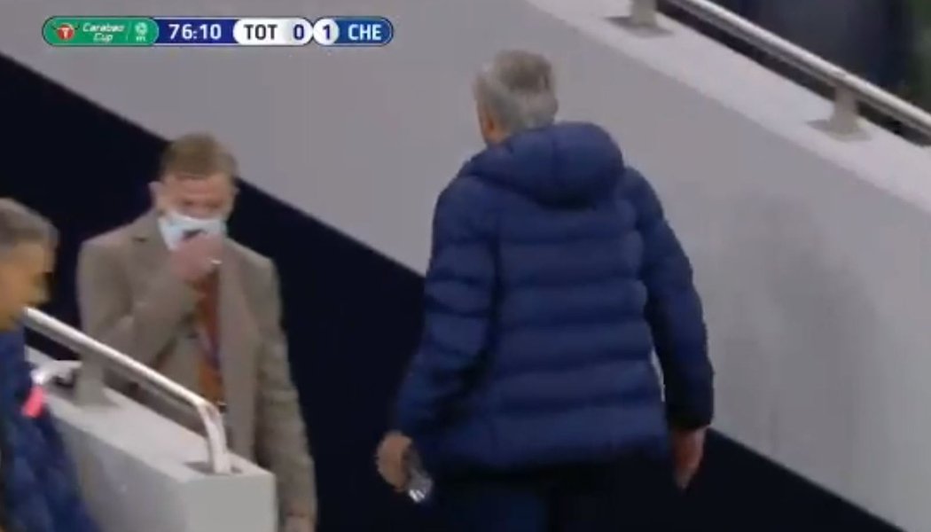 Trenér Tottenhamu José Mourinho míří do útrob stadionu za Ericem Dierem, který si během utkání Carabao Cupu s Chelsea musel odběhnout na toaletu