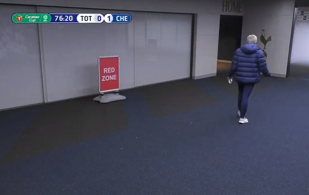 Trenér Tottenhamu José Mourinho míří do útrob stadionu za Ericem Dierem, který si během utkání Carabao Cupu s Chelsea musel odběhnout na toaletu