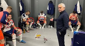 Odraz doby! Mourinho si rýpl do svých hvězd, ukázal mánii s mobily v šatně