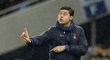 Trenér Mauricio Pochettino na lavičce londýnského Tottenhamu