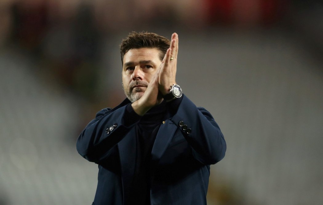 Trenér Mauricio Pochettino na lavičce londýnského Tottenhamu