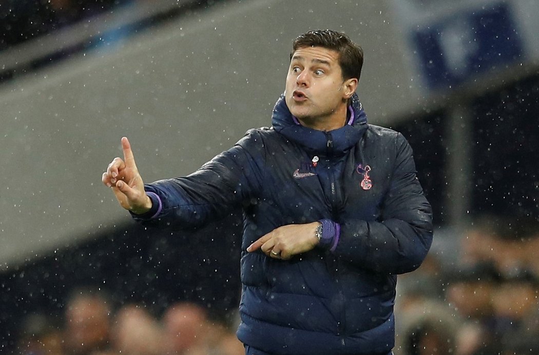 Trenér Mauricio Pochettino na lavičce londýnského Tottenhamu