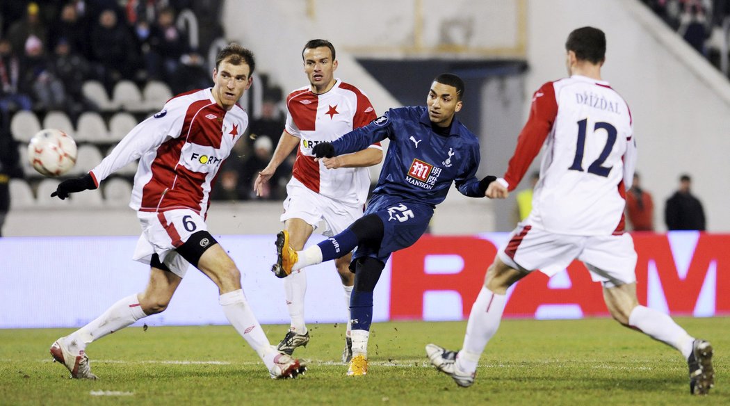 Aaron Lennon v dresu Tottenhamu v zápase Poháru UEFA proti Slavii v roce 2008