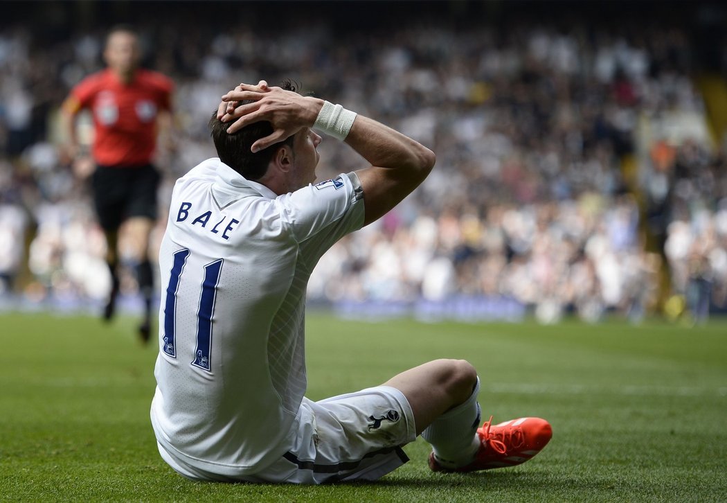 Proč to nepískáš?! Gareth Bale se v utkání se Sunderlandem dožadoval penalty, místo toho mu rozhodčí udělil žlutou kartu za simulování