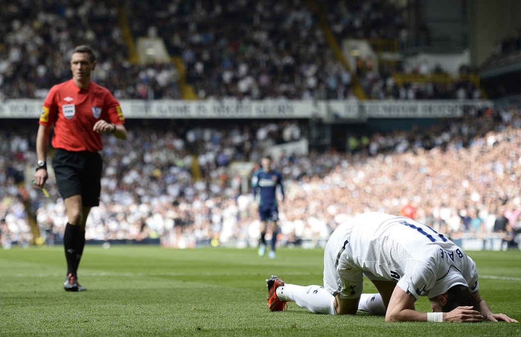 Gareth Bale chtěl v utkání se Sunderlandem odpísat penaltu, místo toho jej rozhodčí Marriner potrestal žlutou kartou za simulování