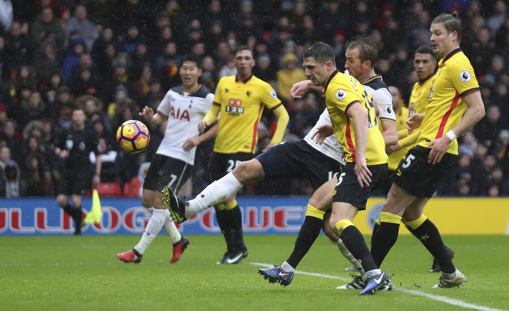 Střelec Harry Kane se dokázal prosadit i přes přesilu obrany Watfordu