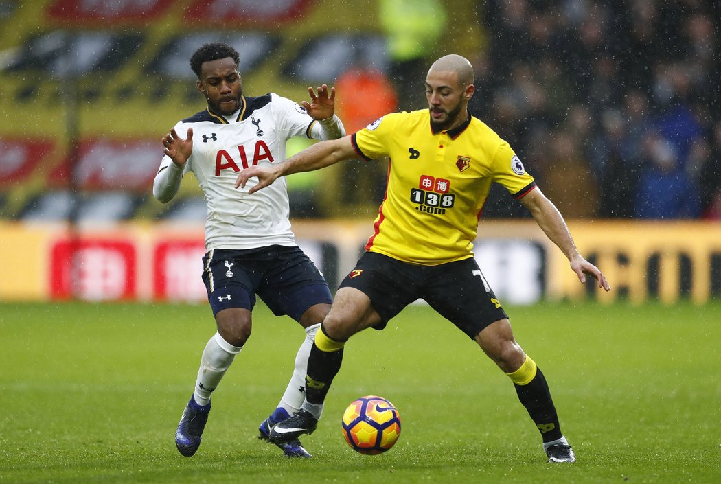 Nordin Amrabat z Watfordu si kryje míč před tottenhamským Danny Rosem