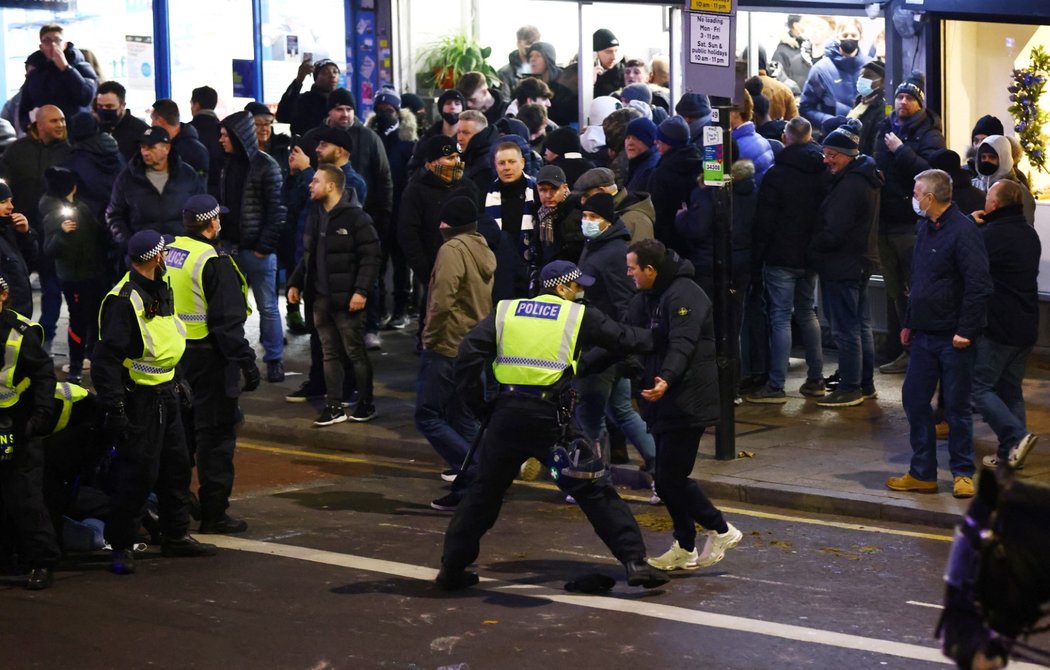 Před pohárovým zápasem mezi Tottenhamem a West Hamem bylo pořádně horko mezi fanoušky. V akci byla policie