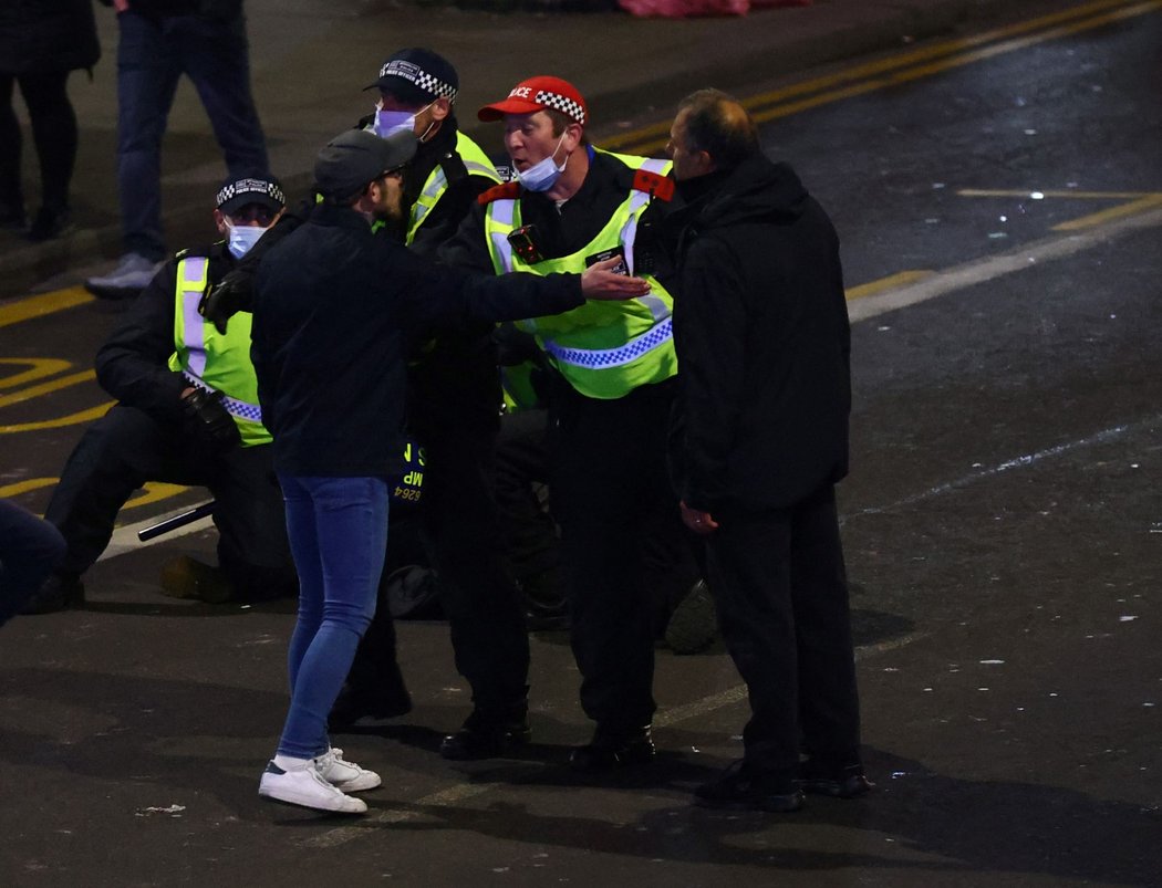 Před pohárovým zápasem mezi Tottenhamem a West Hamem bylo pořádně horko mezi fanoušky. V akci byla policie