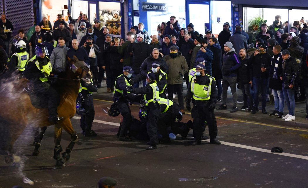 Před pohárovým zápasem mezi Tottenhamem a West Hamem bylo pořádně horko mezi fanoušky. V akci byla policie