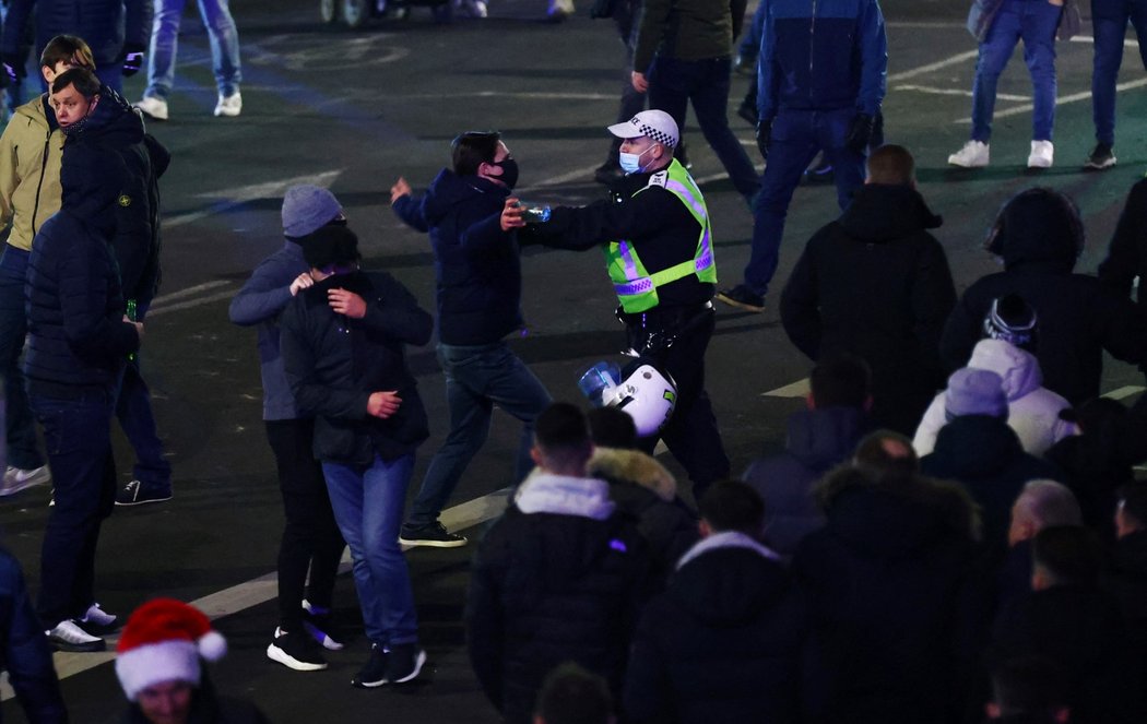 Před pohárovým zápasem mezi Tottenhamem a West Hamem bylo pořádně horko mezi fanoušky. V akci byla policie