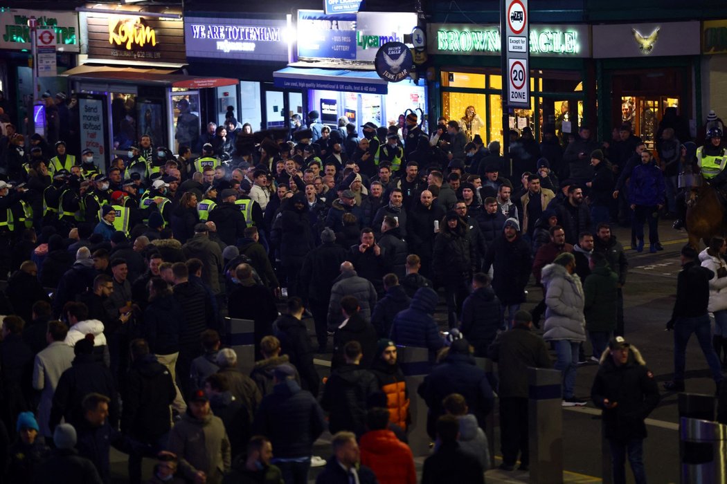 Před pohárovým zápasem mezi Tottenhamem a West Hamem bylo pořádně horko mezi fanoušky. V akci byla policie
