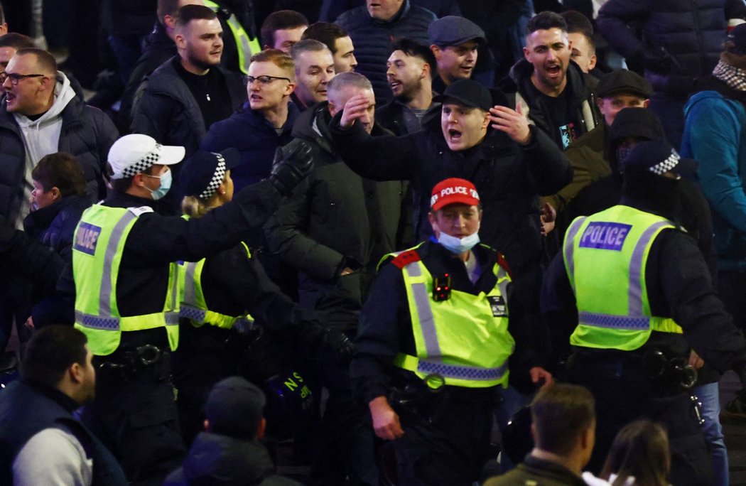 Před pohárovým zápasem mezi Tottenhamem a West Hamem bylo pořádně horko mezi fanoušky. V akci byla policie