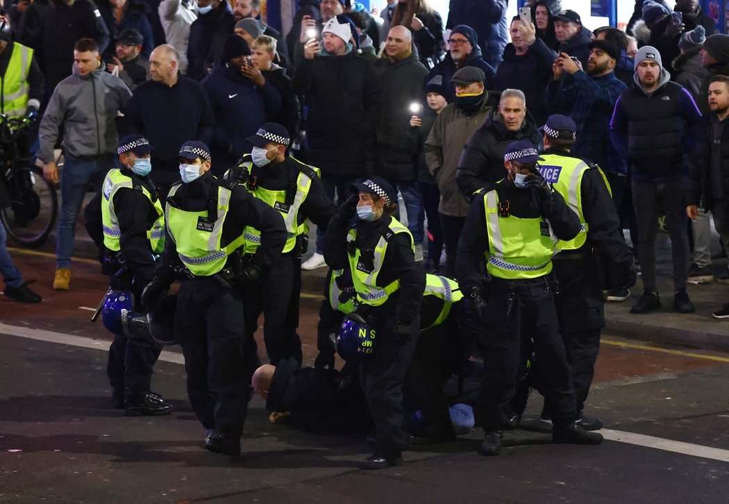 Před pohárovým zápasem mezi Tottenhamem a West Hamem bylo pořádně horko mezi fanoušky. V akci byla policie