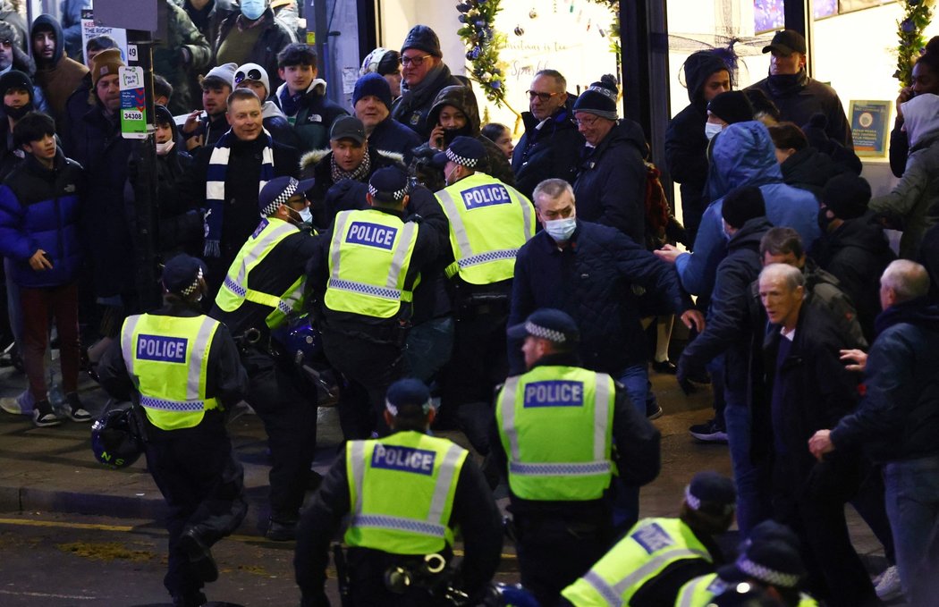 Před pohárovým zápasem mezi Tottenhamem a West Hamem bylo pořádně horko mezi fanoušky. V akci byla policie