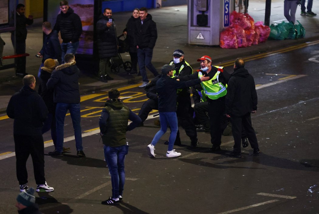 Před pohárovým zápasem mezi Tottenhamem a West Hamem bylo pořádně horko mezi fanoušky. V akci byla policie