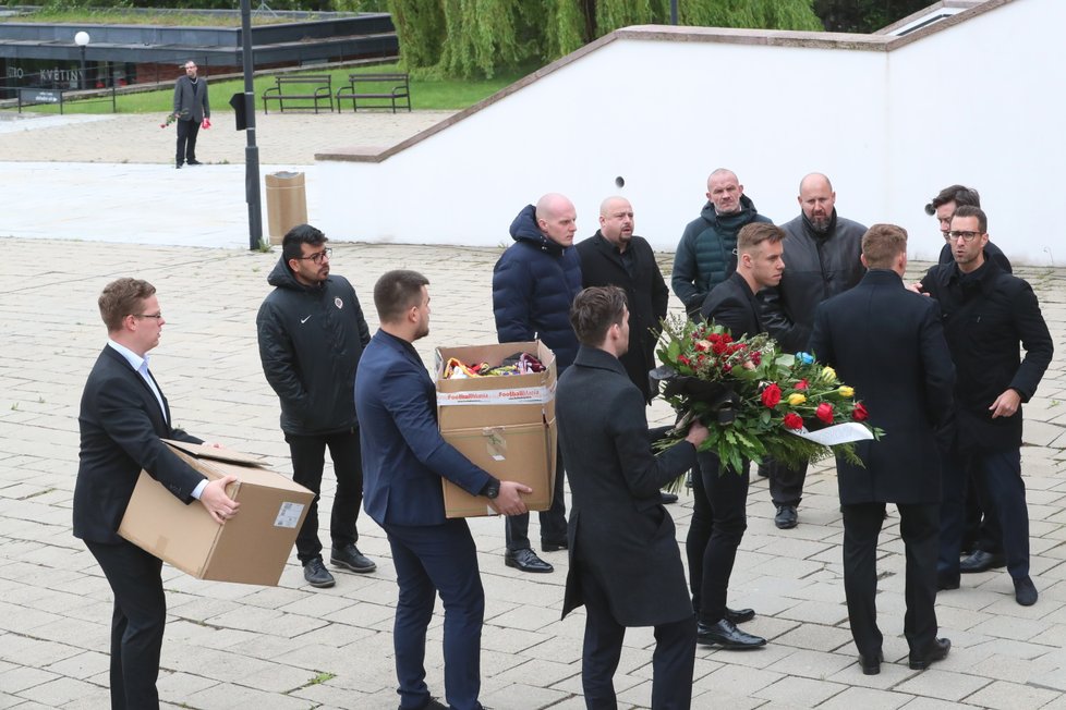 Zástupci Sparty, Josefova posledního českého klubu, dorazili s květinami i upomínkovými předměty z pietního místa na Letné