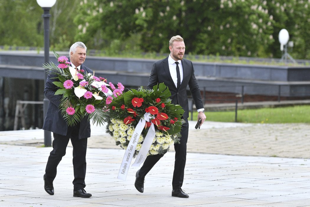 Jan Pauly přinesl kytici od FAČR.