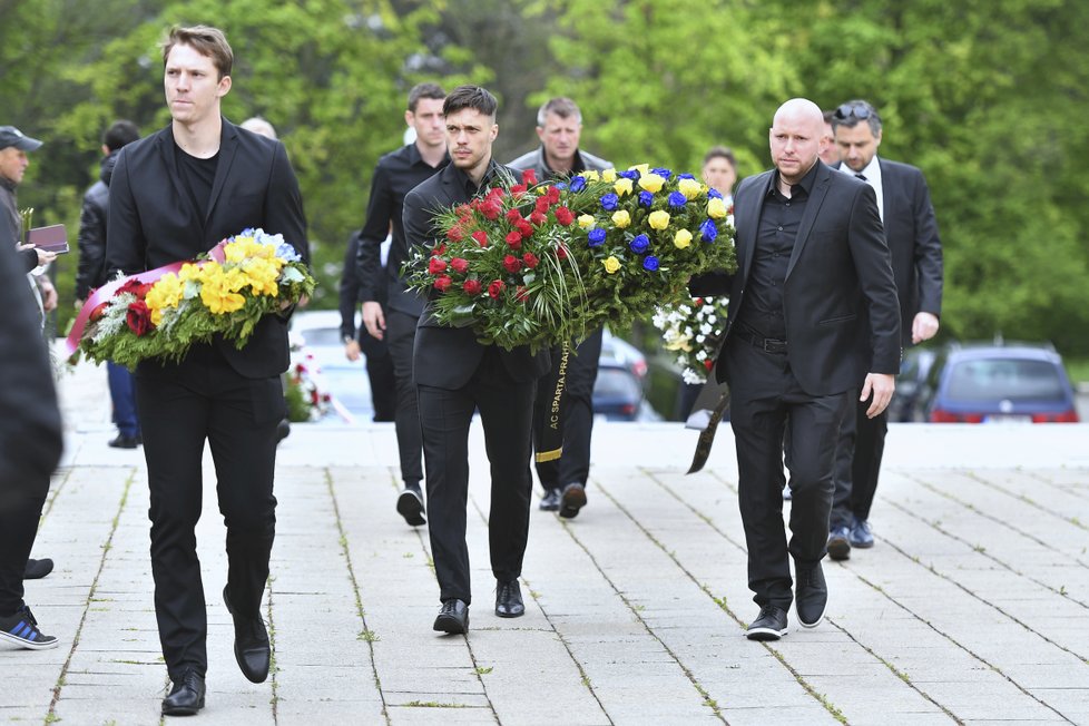 Květiny na hrob Josefa Šurala přinesli i Václav Kadlec a Lukáš Juliš