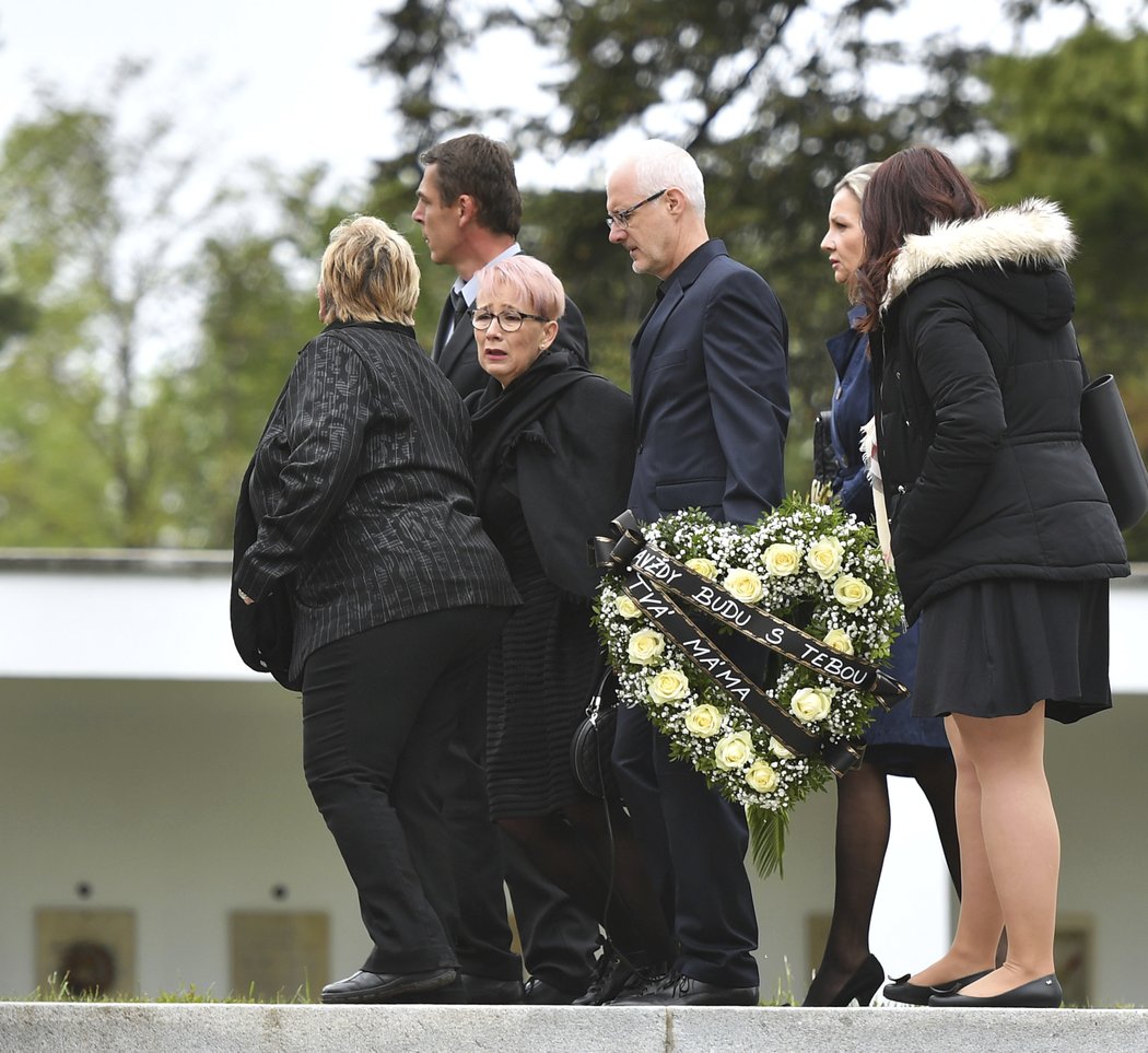 Maminka Josefa Šurala obřad velmi těžce nesla.