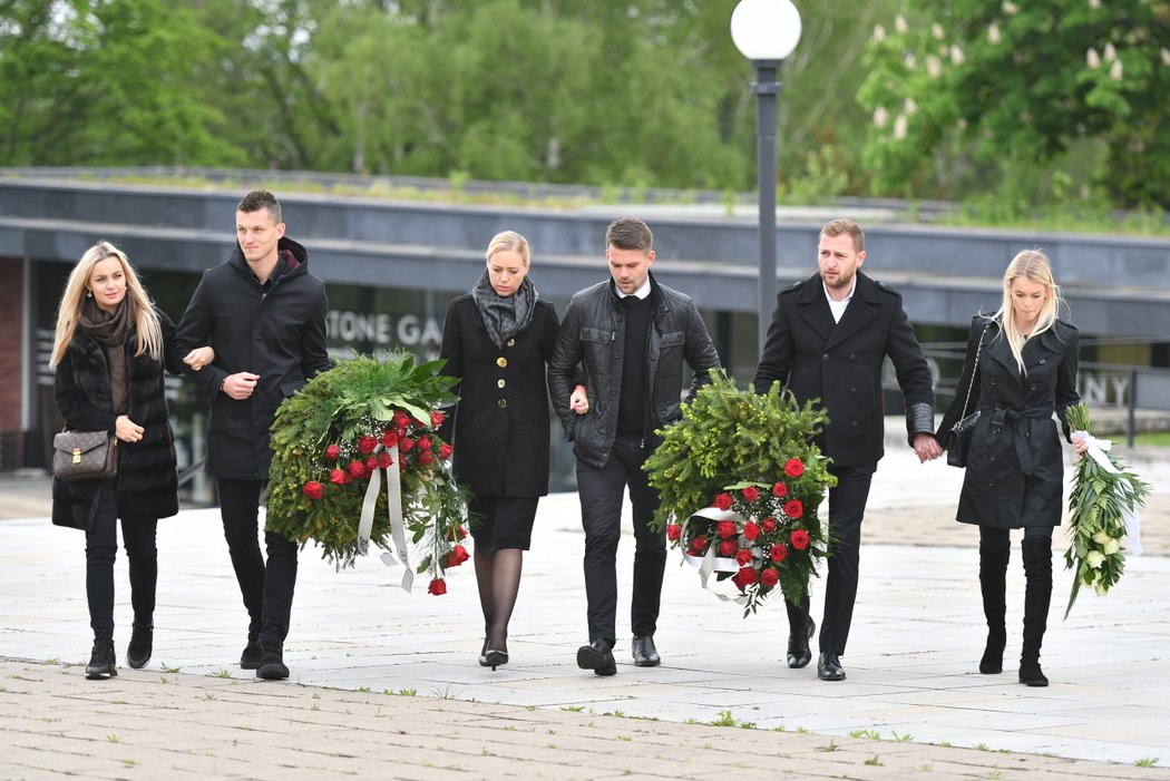 Tomáš Necid a Luboš Kalouda s přinesli květiny na rozloučení s Josefem Šuralem