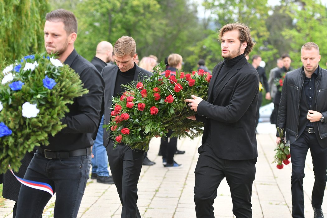 Josefu Šuralovi vzdala hold celá Sparta, květinu nesou Matěj Pulkrab a kapitán Bořek Dočkal