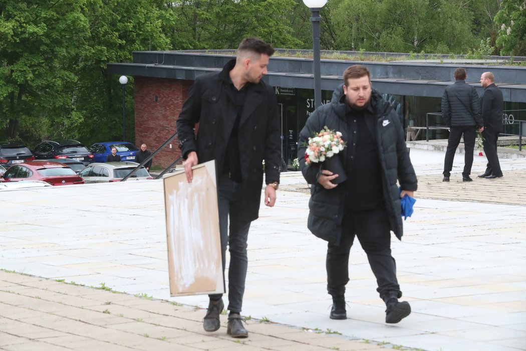 Zpěvák Jakub Děkan na rozloučení s Josefem Šuralem