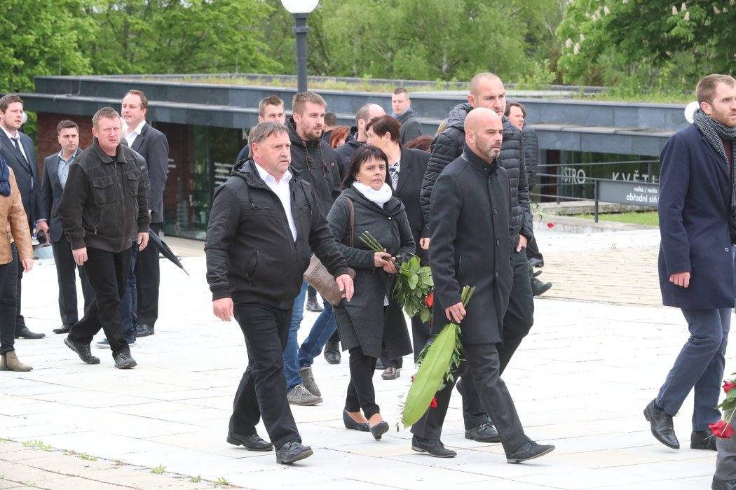 Smuteční hosté nesou květiny na místo posledního odpočinku Josefa Šurala