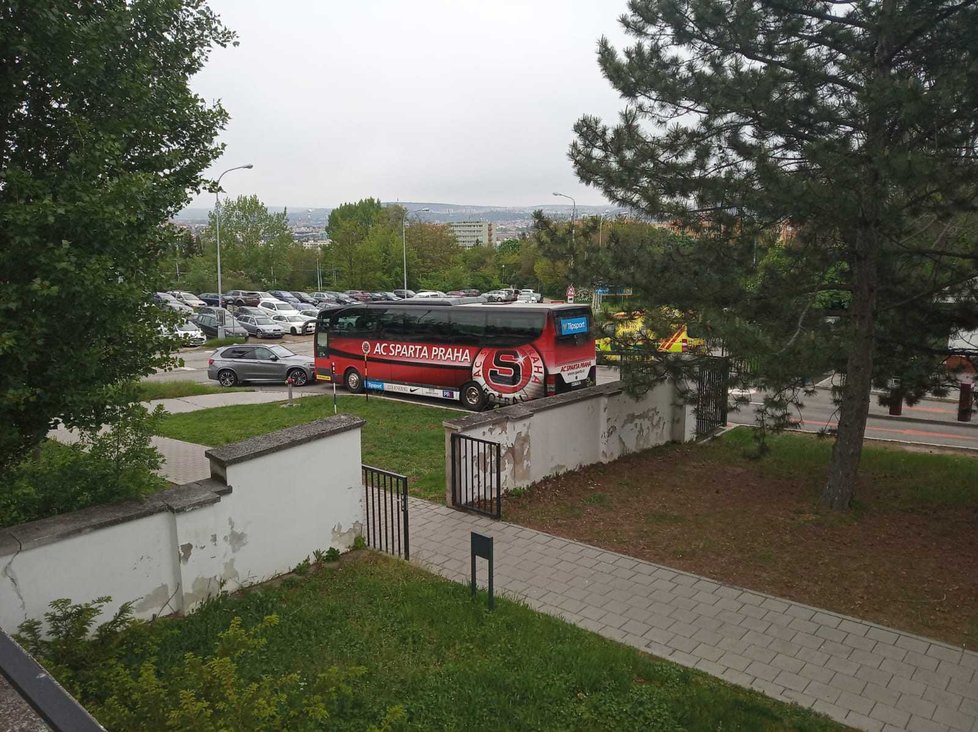 Bývalí spoluhráči ze Sparty dorazili na pohřeb týmovým autobusem