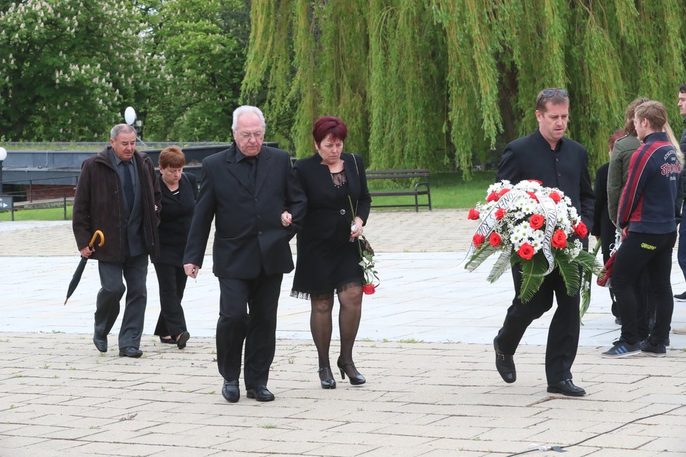 Smuteční hosté nesou květiny na místo posledního odpočinku Josefa Šurala