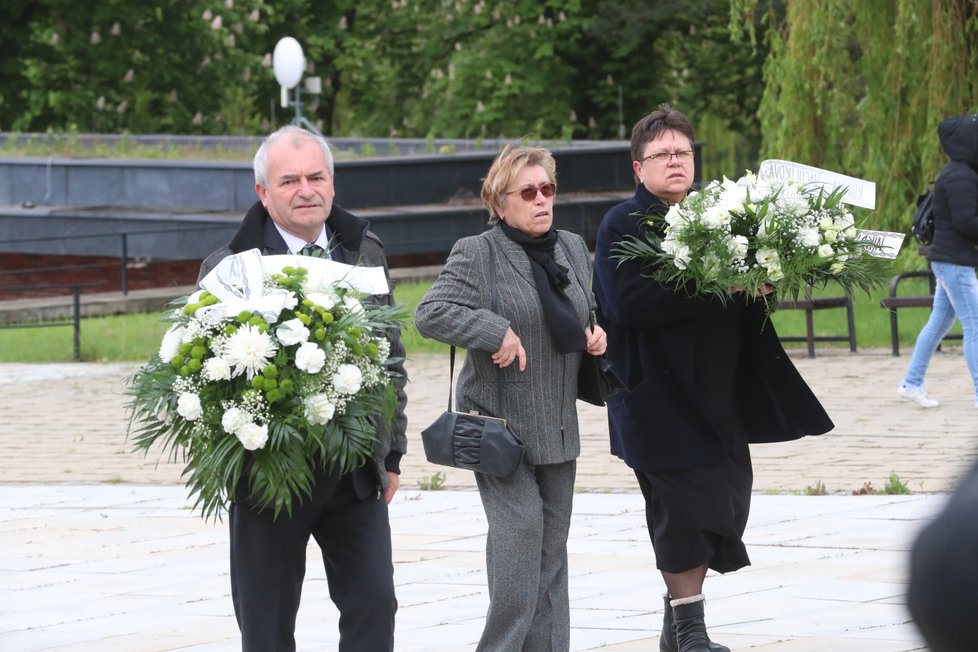 Smuteční hosté nesou květiny na místo posledního odpočinku Josefa Šurala