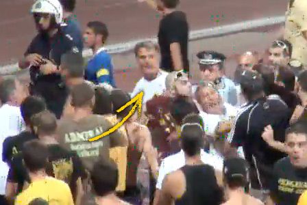 Rvačka mezi fanoušky klubu AEK Athény a trenérem Dušanem Bajevičem.
