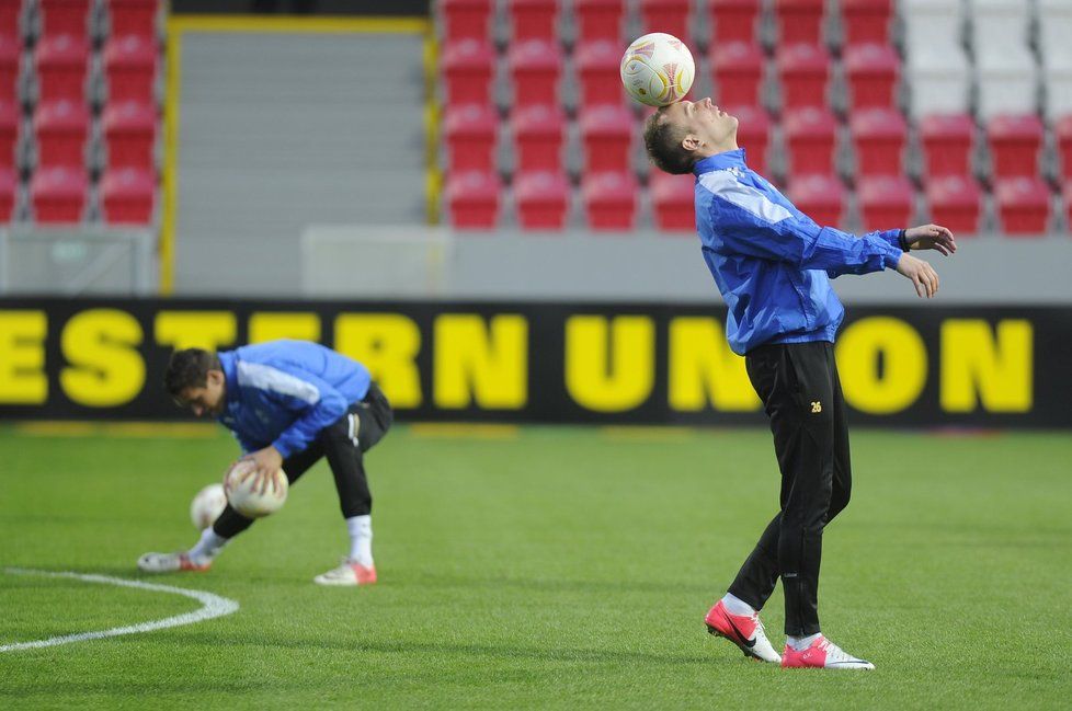 Daniel Kolář předvádí míčovou magii na středečním tréninku Plzně. Viktoriáni se připravovali na turecké soupeře z Fenerbahce před osmifinálovým střetem Evropské ligy