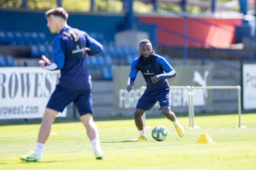 Joel Kayamba (s míčem) na tréninku Plzně po pauze způsobené pandemií koronaviru