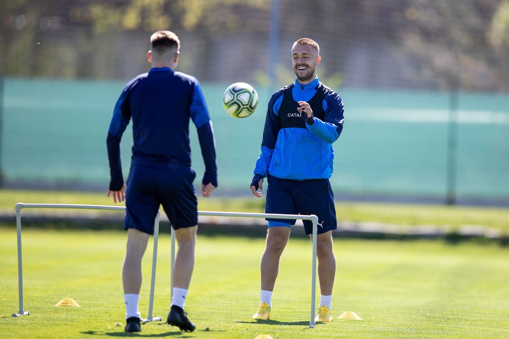 Plzeňští fotbalisté si trénink zpestřili nohejbalem