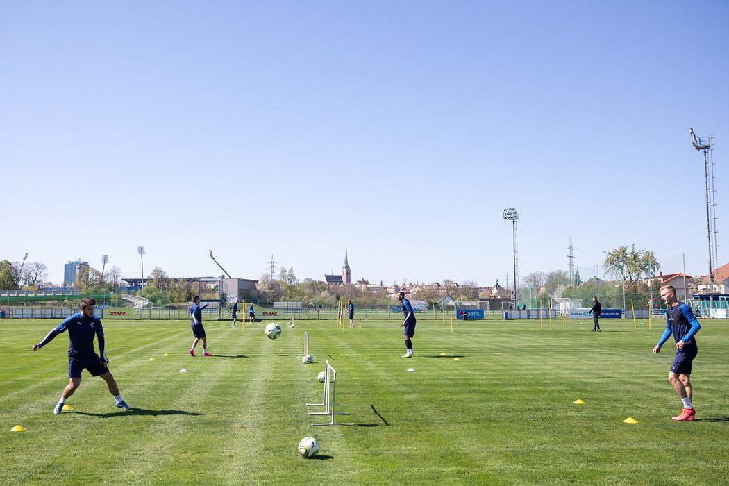 Plzeňští fotbalisté si na tréninku zahráli i nohejbal