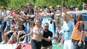 Tričko letělo dolů a fanynka se chtěla vrhnout na Laviho, který právě mířil na hřiště Tričko letělo dolů a fanynka se chtěla vrhnout na Laviho, který právě mířil na hřiště
