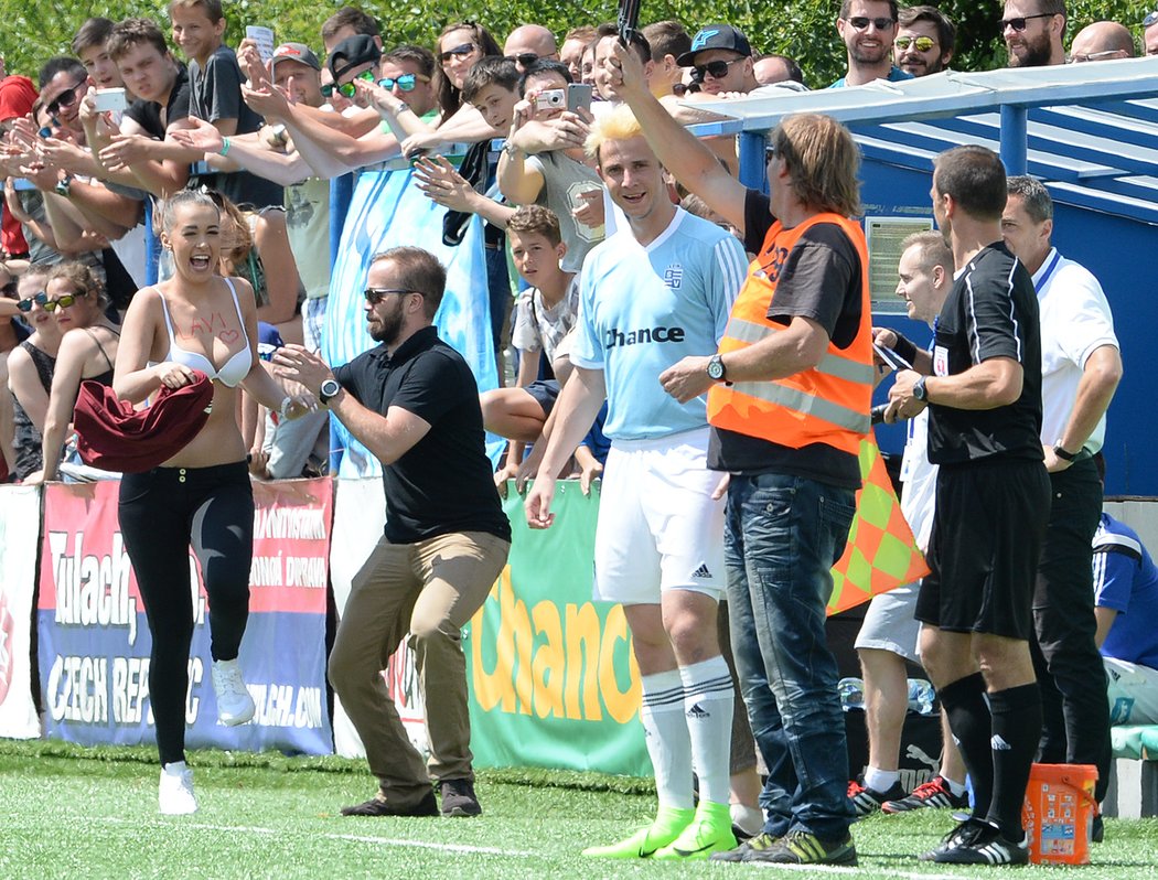 Nadšená fanynka oslavila příchod Laviho na hřiště polovičním striptýzem