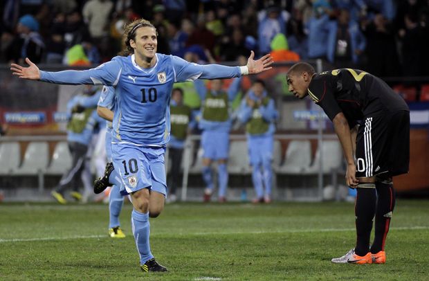 Diego Forlán trefil pátou branku na MS a vyrovnal se nejlepším kanonýrům šampionátu Diego Forlán trefil pátou branku na MS a vyrovnal se nejlepším kanonýrům šampionátu