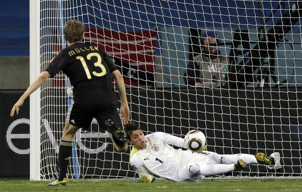Müller překonáváý bezmocného Muslera Müller překonáváý bezmocného Muslera