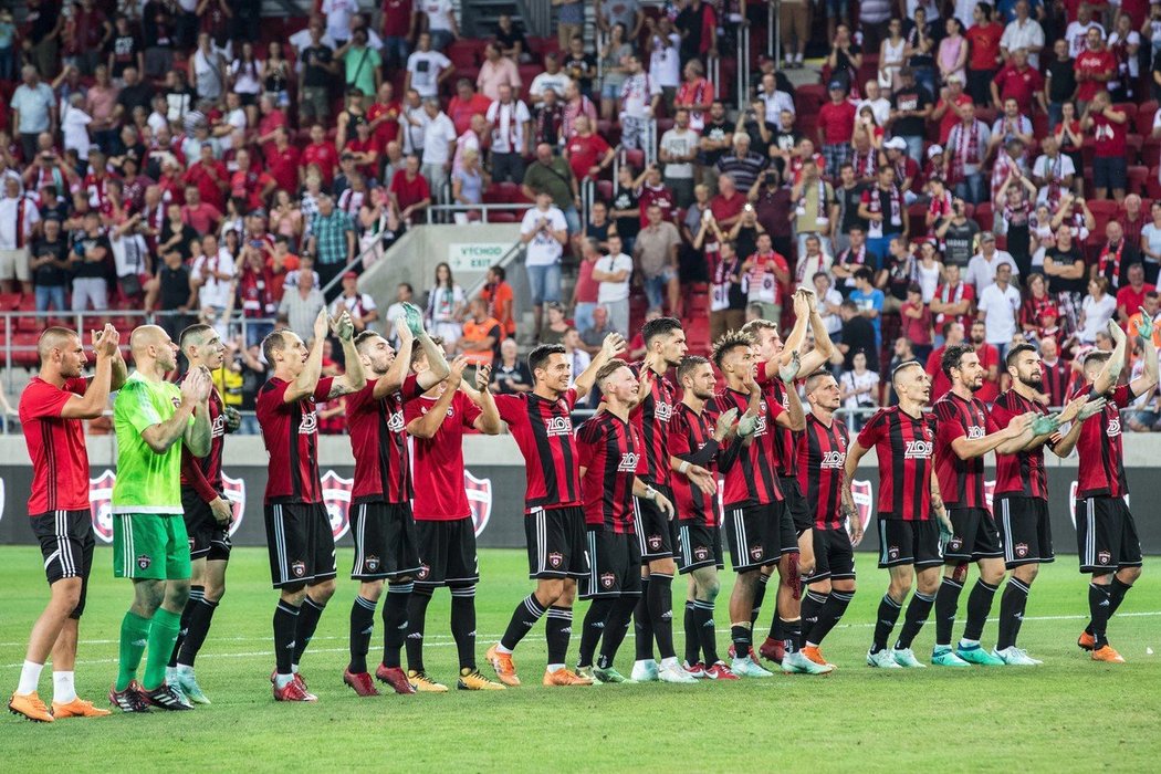 Nadšení fotbalisté slovenské Trnavy po postupu přes Legii Varšava v předkole Ligy mistrů