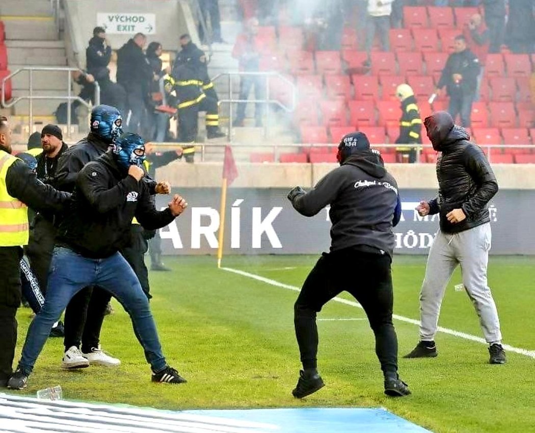 Duel mezi Trnavou a Slovanem Bratislava se kvůli výtržnostem fanoušků nedohrál