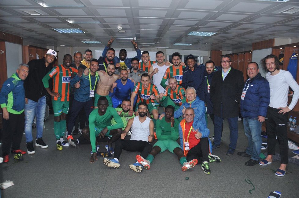 Fotbalisté Alanyasporu slaví ligové vítězství, uprostřed se raduje i Josef Šural