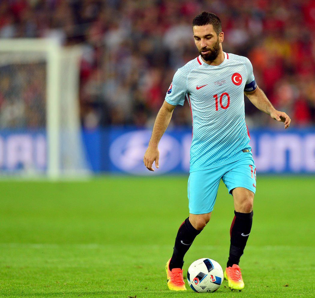 Arda Turan během zápasu proti České republice na EURO 2016