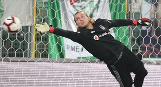 Karius poprvé v Turecku: Zákrok proti nájezdu i nešťastné vyběhnutí