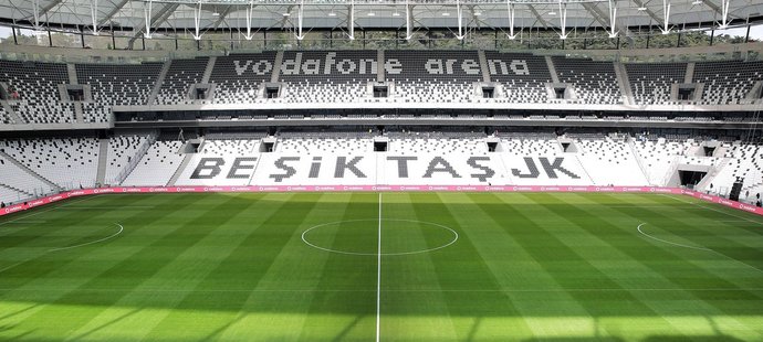 Úvodní utkání na novém stadionu Besiktase si zahráli i čeští reprezentanti Tomáš Necid a Tomáš Sivok