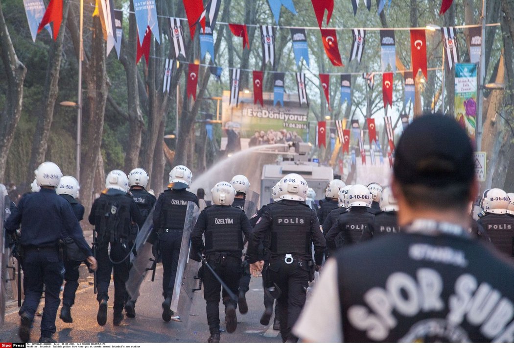 Proti fanouškům před stadionem musela zasahovat policie