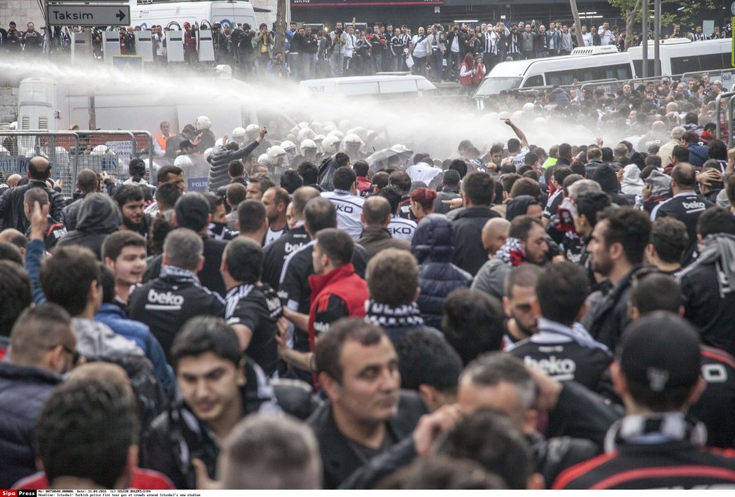 Fanoušci, kteří se na stadion nedostali, protestovali v ulicích