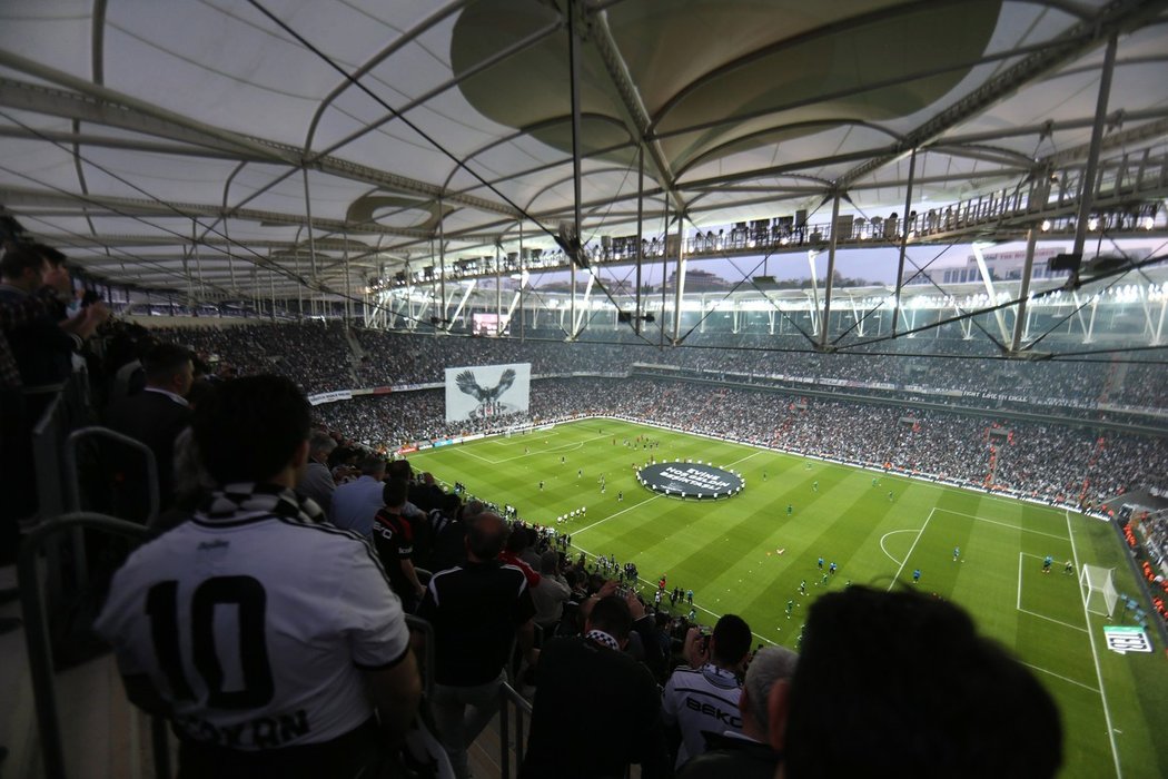 Pohled na zaplněný stadion Besiktase